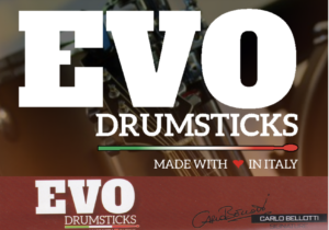 Collaboro con la ditta EVO DRUMSTICK dal 2021 utilizzo una signature in hickory cerata, questo modello è stato sviluppato insieme a Paolo Gallo sempre disponibile e super competente.